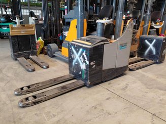 Porta-paletes eléctrico com condutor transportado Crown WT3040 2.00