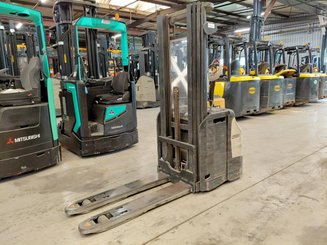 Stacker com condutor a pé Crown ESI4000-12
