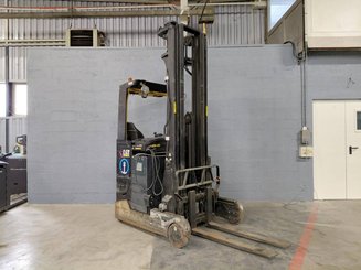 Empilhador retráctil Caterpillar NR14N