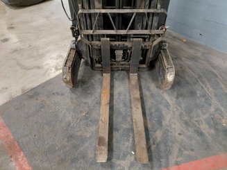 Empilhador retráctil Caterpillar NR14N