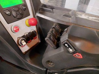 Empilhador retráctil Caterpillar NR14N