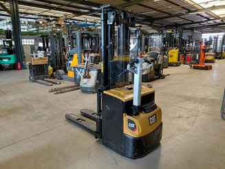 Stacker com condutor a pé Caterpillar NSP16N2