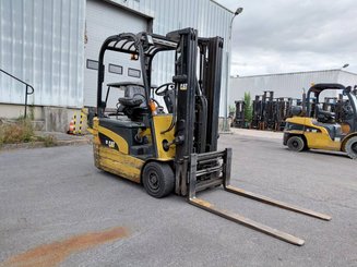 Empilhador de contrapeso 3 rodas Caterpillar EP18NT