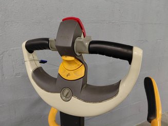 Porta-paletes eléctrico com condutor transportado Crown WT3060
