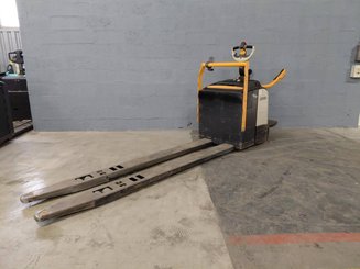 Porta-paletes eléctrico com condutor transportado Crown WT3060