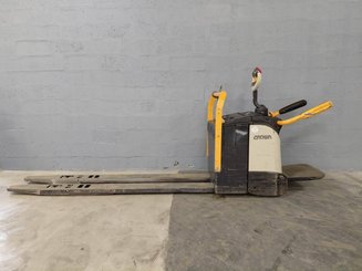 Porta-paletes eléctrico com condutor transportado Crown WT3060