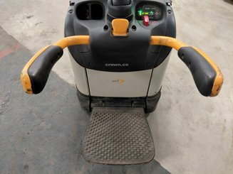 Porta-paletes eléctrico com condutor transportado Crown WT3060