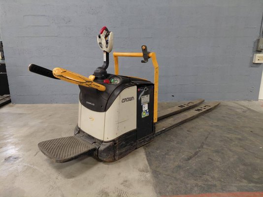 Porta-paletes eléctrico com condutor transportado Crown WT3060 - 1