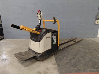 Porta-paletes eléctrico com condutor transportado Crown WT3060 - 1