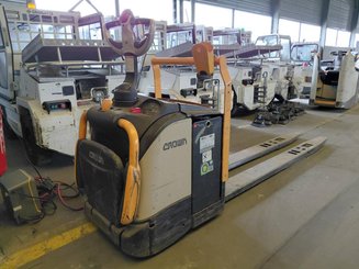 Porta-paletes eléctrico com condutor transportado Crown WT3060