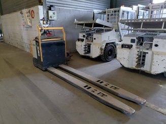 Porta-paletes eléctrico com condutor transportado Crown WT3060