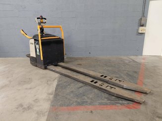 Porta-paletes eléctrico com condutor transportado Crown WT3060 - 1