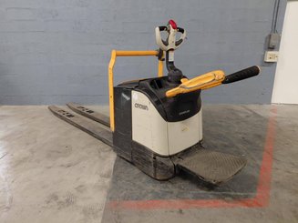 Porta-paletes eléctrico com condutor transportado Crown WT3060