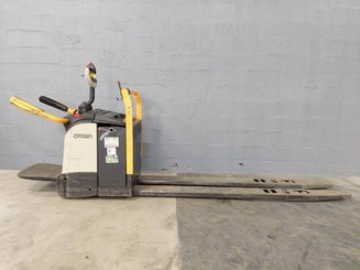 Porta-paletes eléctrico com condutor transportado Crown WT3060