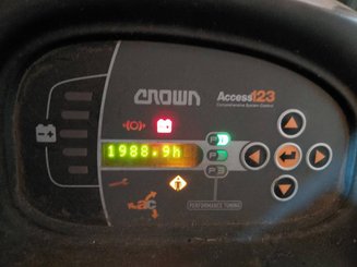 Porta-paletes eléctrico com condutor transportado Crown WT3040
