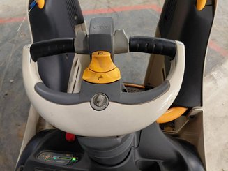 Porta-paletes eléctrico com condutor transportado Crown WT3040