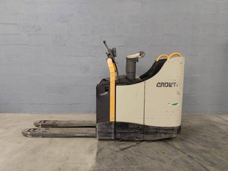 Porta-paletes eléctrico com condutor transportado Crown WT3040