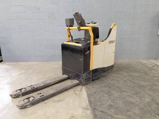 Porta-paletes eléctrico com condutor transportado Crown WT3040