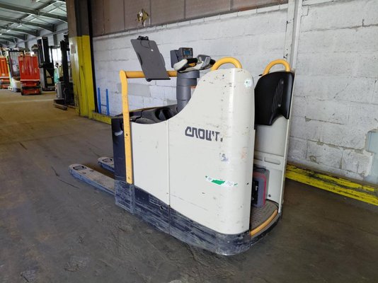 Porta-paletes eléctrico com condutor transportado Crown WT3040 - 1