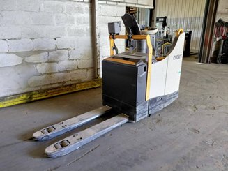 Porta-paletes eléctrico com condutor transportado Crown WT3040