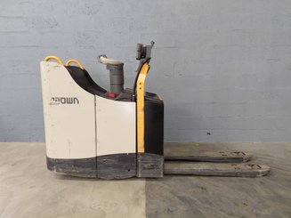 Porta-paletes eléctrico com condutor transportado Crown WT3040
