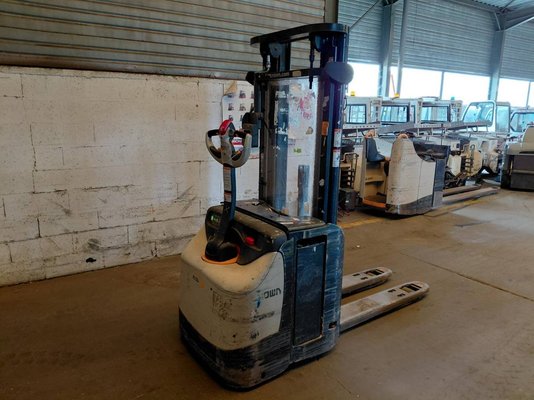 Stacker com condutor a pé Crown ESI4000-12 - 1