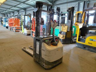 Stacker com condutor a pé Crown ESI4000-12