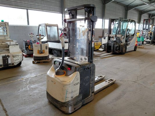 Stacker com condutor a pé Crown ESI4000-12 - 1