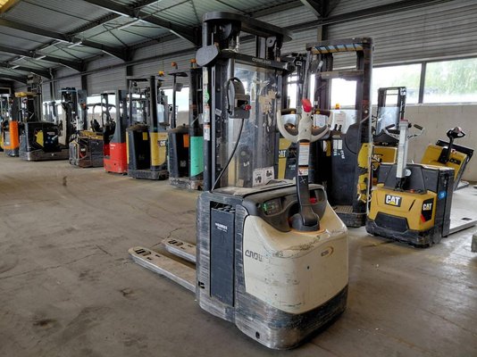 Stacker com condutor a pé Crown ESI4000-12 - 1