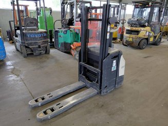 Stacker com condutor a pé Crown ESI4000-12