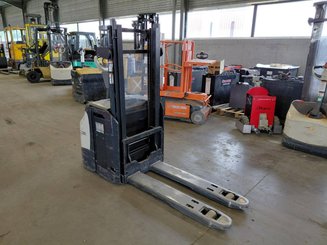 Stacker com condutor a pé Crown ESI4000-12