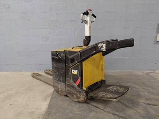 Porta-paletes eléctrico com condutor transportado Caterpillar NPV20N2