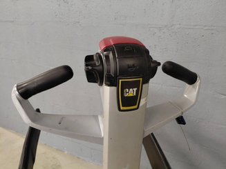 Porta-paletes eléctrico com condutor transportado Caterpillar NPV20N2