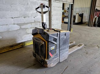 Porta-paletes eléctrico com condutor transportado Caterpillar NPV20N2