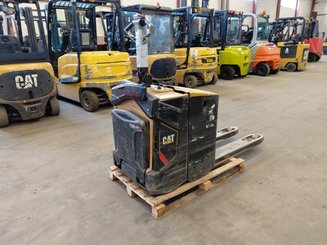 Porta-paletes eléctrico com condutor transportado Caterpillar NPV20N2