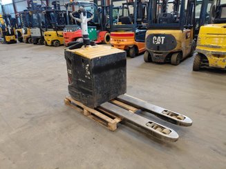 Porta-paletes eléctrico com condutor transportado Caterpillar NPV20N2