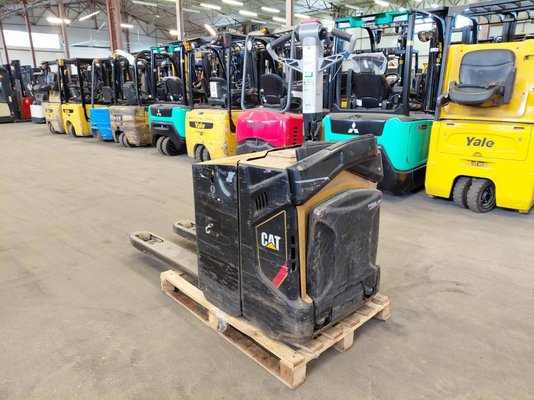 Porta-paletes eléctrico com condutor transportado Caterpillar NPV20N2 - 1