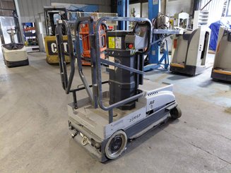 Plataforma com mastro vertical JLG 10MSP