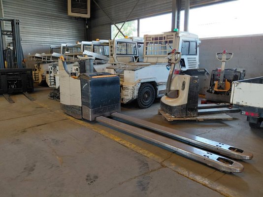 Porta-paletes eléctrico com condutor transportado Crown WT3040 - 1