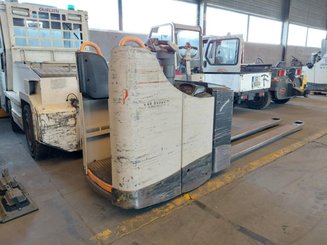 Porta-paletes eléctrico com condutor transportado Crown WT3040 - 1