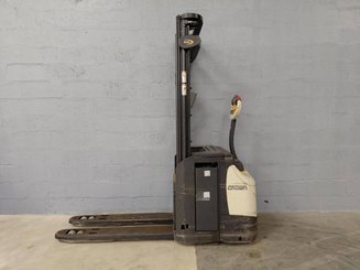 Stacker com condutor a pé Crown ESI4000-12