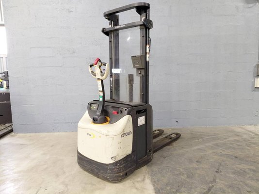 Stacker com condutor a pé Crown ESI4000-12 - 1