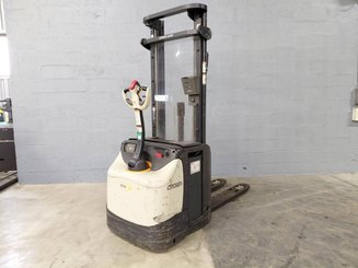 Stacker com condutor a pé Crown ESI4000-12