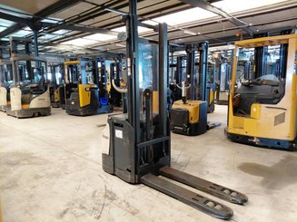 Stacker com condutor a pé Crown ESI4000-12