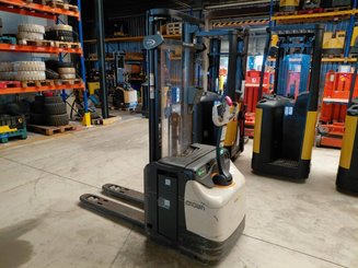 Stacker com condutor a pé Crown ESI4000-12