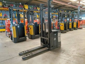 Stacker com condutor a pé Crown ESI4000-12