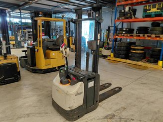 Stacker com condutor a pé Crown ESI4000-12