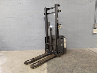 Stacker com condutor a pé Crown ESI4000-12