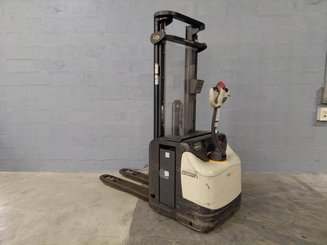 Stacker com condutor a pé Crown ESI4000-12