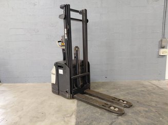 Stacker com condutor a pé Crown ESI4000-12